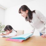 教育費の準備について相談する家族