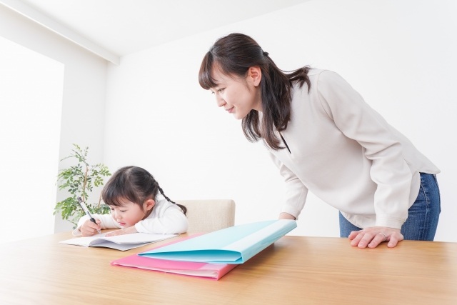 教育費の準備について相談する家族